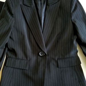 Tahari pants suit (Black pinstripe 8P)